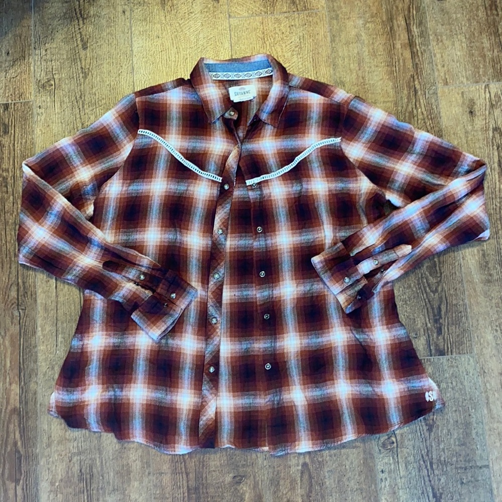 Gently Worn Shyanne Woman’s Button Down Shirt Size L